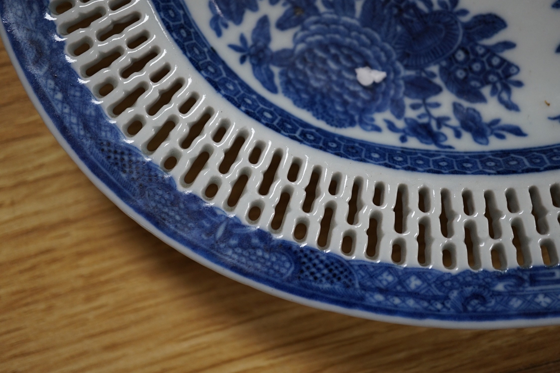 A Chinese crested blue and white stand, Qianlong period, 23.5cms wide
